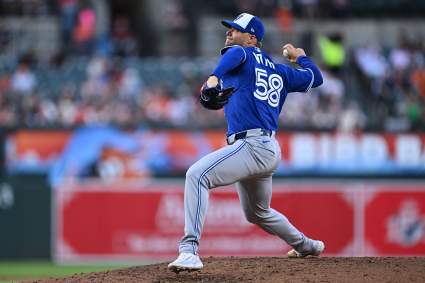 Lanzador de los Blue Jays recientemente liberado firma con un nuevo equipo de la MLB.
