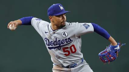 Los Dodgers de Los Ángeles anuncian el traspaso de Mookie Betts antes del partido contra los Diamondbacks.