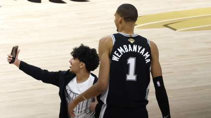 La NBA impone una suspensión de por vida tras el impactante incidente en el primer partido entre los Spurs y los Knicks.