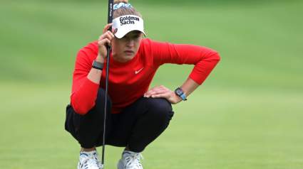 Nelly Korda se deshace de los zapatos de LeBron James a mitad de ronda en el US Open.