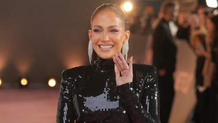Jennifer Lopez se inspira en los años 80 con un precioso vestido de lentejuelas para el evento de 'Office Romance'.