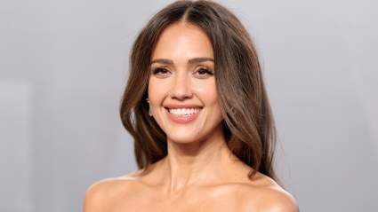 Jessica Alba comparte un emotivo video en el que aparece llorando mientras celebra a su hermosa hija, que es su viva imagen.