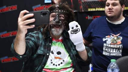 Mick Foley confirma que está considerando un combate más para AEW.