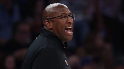 El entrenador de los Knicks, Mike Brown, envía un mensaje a los aficionados tras el primer partido.