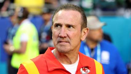 El coordinador defensivo de los Chiefs, Steve Spagnuolo, habla con franqueza sobre la pérdida de estrellas defensivas clave: "Los extraño todos los días".