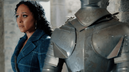 Tamera Mowry-Housley tiene una pregunta para los fans sobre 'Haunted Harmony Mysteries: Key to the Castle'.
