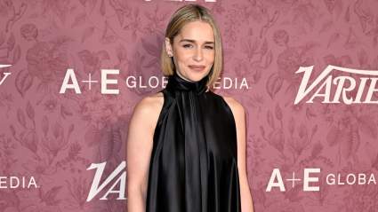La estrella de 'Juego de Tronos', Emilia Clarke, habla con valentía sobre su recuperación tras sufrir hemorragias cerebrales, describiéndola como "una caída por el borde de un precipicio".
