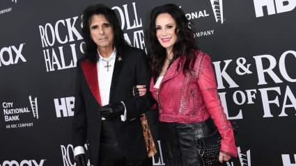 La impresionante renovación de votos matrimoniales del legendario Alice Cooper en su 50 aniversario de bodas fue capturada en un nuevo video.