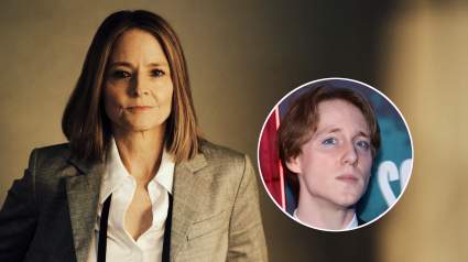 El hijo actor de Jodie Foster, Charlie, la supera en estatura mientras asisten juntos a un espectáculo de Broadway.