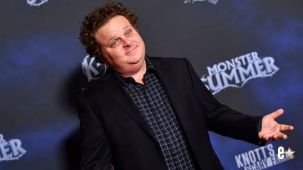 El elenco de Sandlot se reúne alrededor de un hibachi para celebrar el cumpleaños de uno de sus miembros en un video divertido y conmovedor.