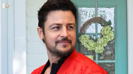 Tyler Hynes, de Hallmark, deja a una fan sin palabras al presentarse en su puerta con flores (VIDEO).
